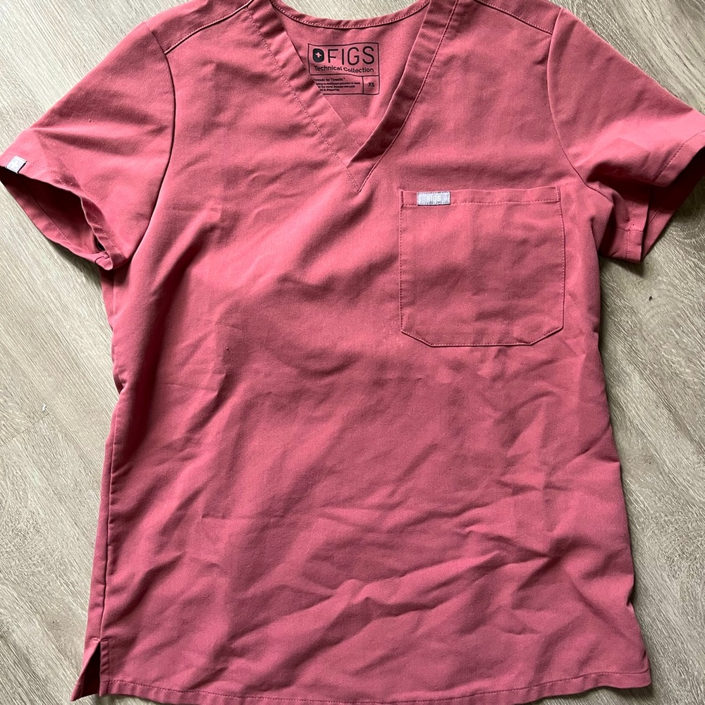 FIGS Catarina one pocket scrub top in mauve / sz xs